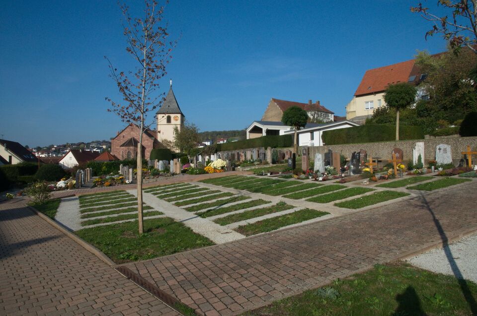 Datei:Friedhof Eisingen Reihengrabfeld 2019.JPG