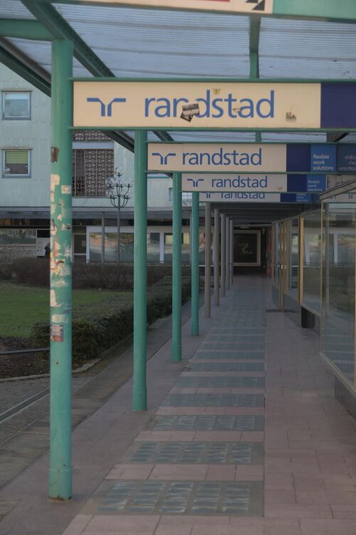 Datei:Randstad Pforzheim Blumenhof.JPG