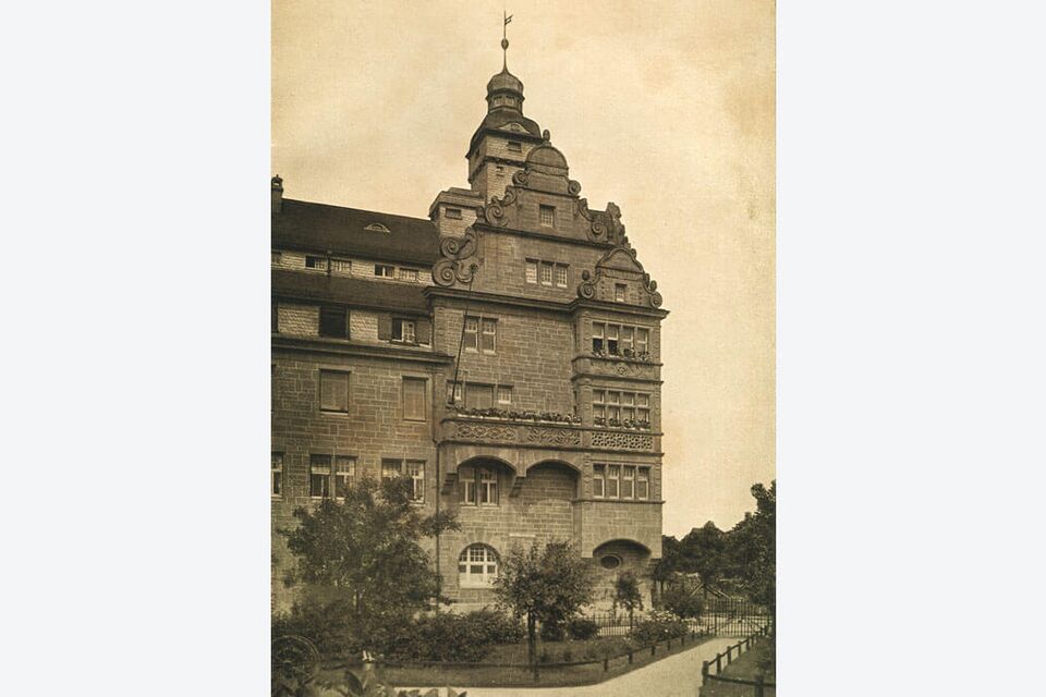 Datei:Verwaltungsgebäude des städtischen Elektrizitätswerks im Rennfeld, an der Melanchthonstraße, Ecke Enzstraße, heute Jörg-Ratgeb-Straße in Pforzheim, erbaut 1908 (1).jpg