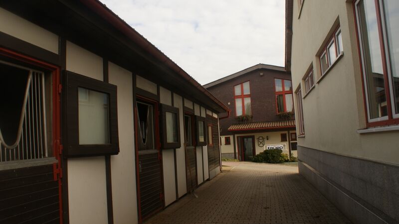 Datei:Außenboxen neben Büro.JPG