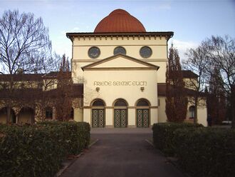 Aussegnungshalle von Süden.jpg