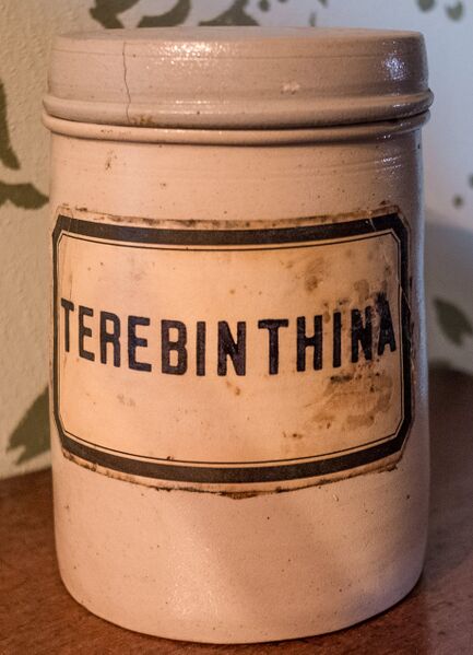 Datei:GHV Apotheke Standgefaess-Steingut-Terebinthina.jpg