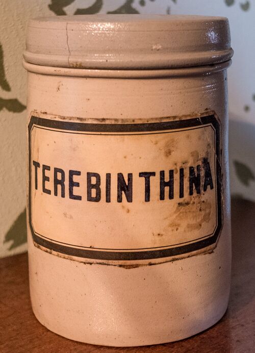 Datei:GHV Apotheke Standgefaess-Steingut-Terebinthina.jpg