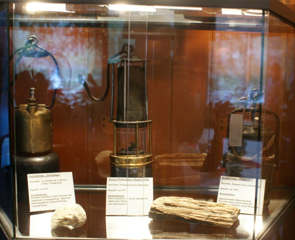 Datei:Grubenlampen Ausstellung.jpg