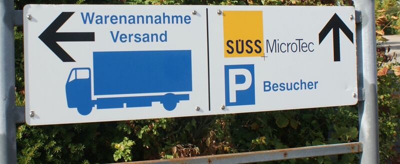 Datei:Wegweiser zur Warenannahme Süs.JPG