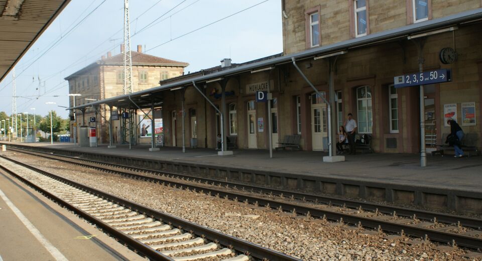 Datei:Bahnhof Mühlacher mit Gleisen.jpg