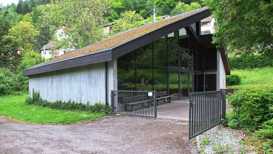 Datei:Friedhof Hirsau Aussegnungshalle 2026.jpg