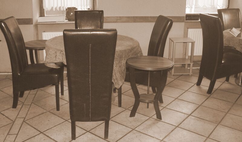 Datei:Gastraum im Bistro.jpg