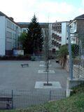Rückansicht mit Schulhof