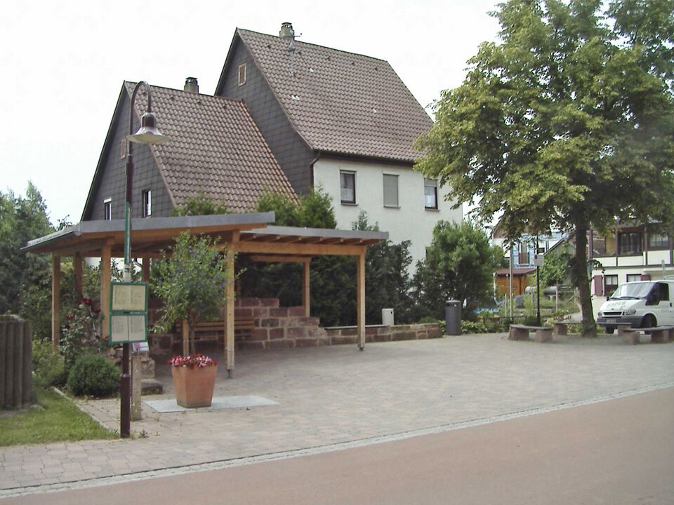 Datei:Dorfplatz-Mindersbach.jpg