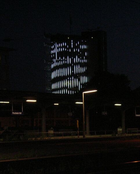 Datei:Spk-Turm nachts vom Hbf.jpg