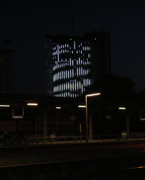 Datei:Spk-Turm nachts vom Hbf.jpg