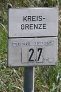 Markierungsschild auf der Grenze zwischen zwei Landkreisen, wie z.B. an der L571