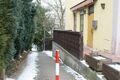 Durchgang bei Hausnummer 18 zum Friedhof