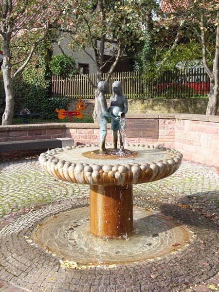 Datei:Huchenfeld Rathausbrunnen.jpg