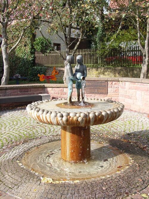 Datei:Huchenfeld Rathausbrunnen.jpg