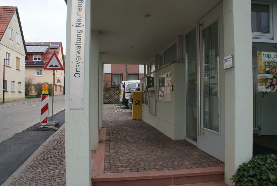Datei:Straße mit Ortsverwaltung.JPG