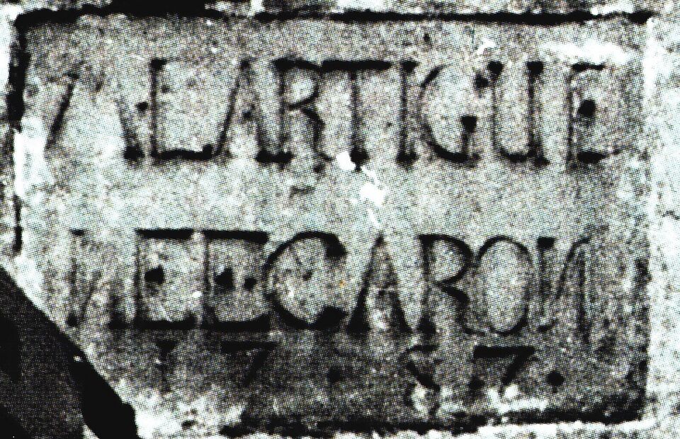 Datei:„M(onsieur) L'ARTIGUE NEE CARON 1787“, Hausinschrift des Schmuckfabrikanten Pierre L'Artigue aus dem Jahre 1787, Westliche Karl-Friedrich-Straße 49.jpg