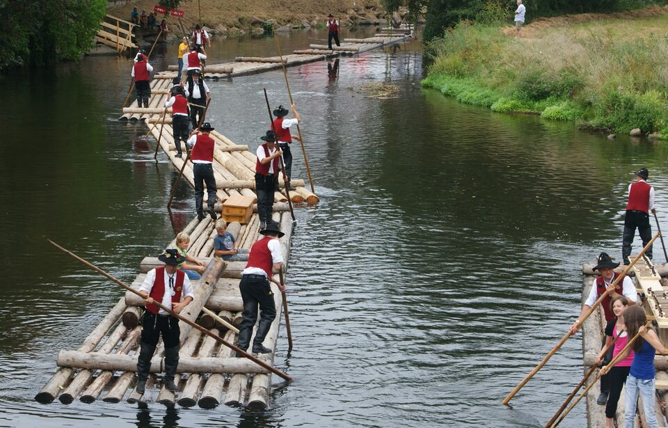 Datei:Floß in der Flutmulde.jpg