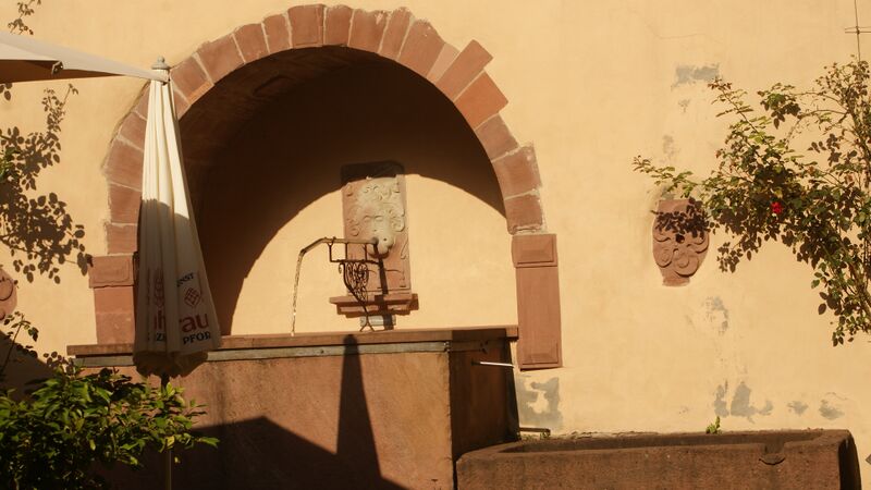 Datei:Brunnen im Schloss Neuenbürg.JPG
