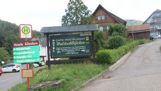 Hotel Waldschlößchen mit Haltestellenschild.JPG
