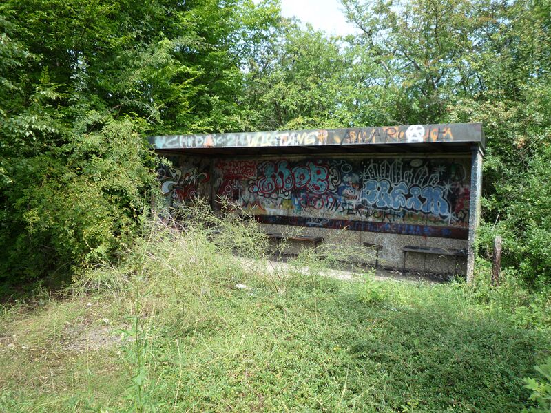Datei:Ostelsheim-Bahnsteig-Unterstand.jpg