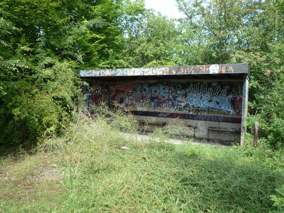 Datei:Ostelsheim-Bahnsteig-Unterstand.jpg
