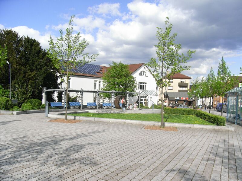 Datei:Birkenfeld Kirchplatz mit Brunnen.jpg