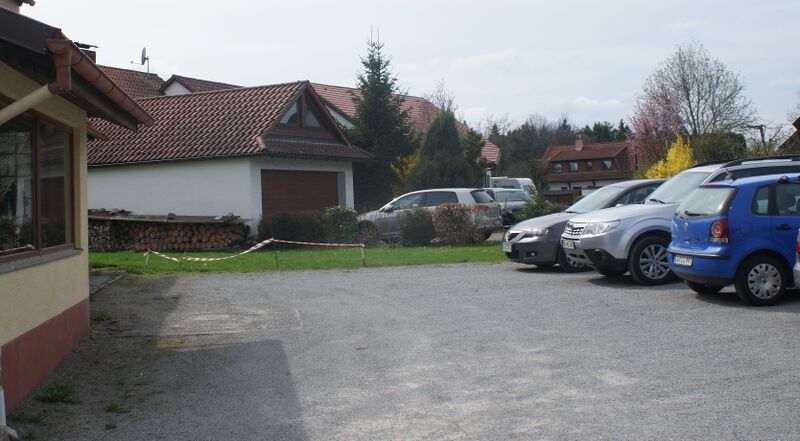 Datei:Parkplatz Rote Erde.JPG