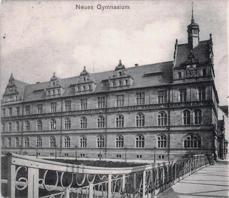 Datei:Gymnasium Pforzheim - Reuchlin-Gymnasium, eingeweiht am 9. 2. 1905, Entwurf Bezirksbauinspektor Heinrich Henz.png