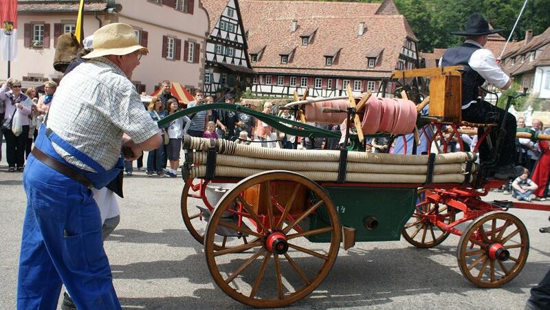 Datei:Alter Spritzenwagen Feuerwehr Maulbronn.JPG