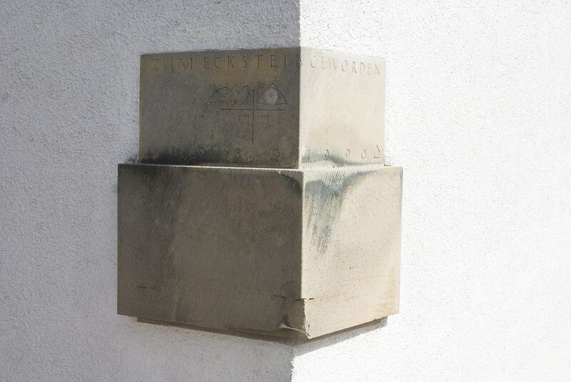 Datei:Eckstein am Gemeindehaus.JPG