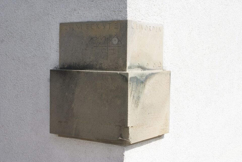 Datei:Eckstein am Gemeindehaus.JPG