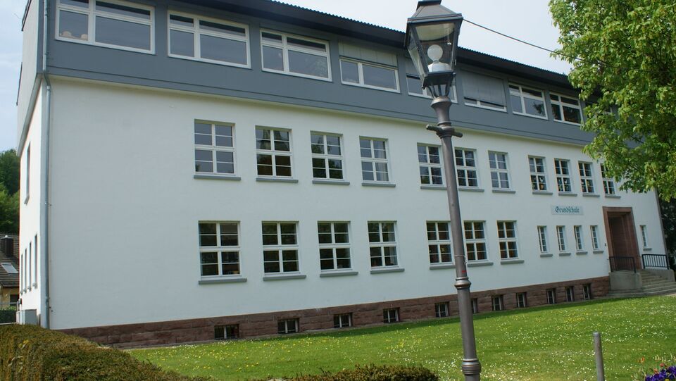 Datei:Grundschule Bad Herrenalb.jpg