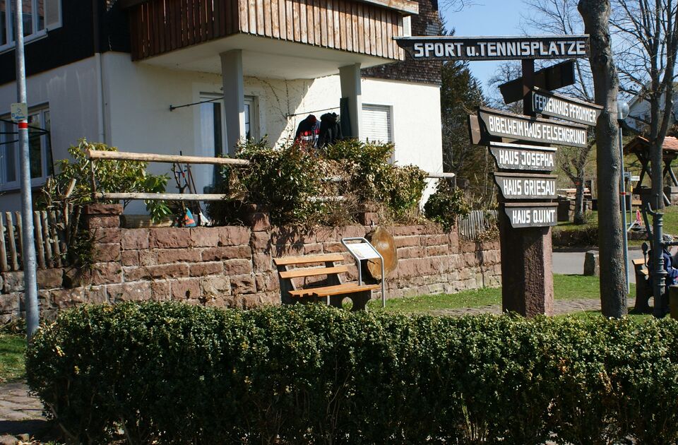 Datei:Wegweiser bei Lindenbrunnen.jpg