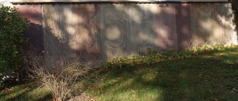 Datei:Grabsteine an der Kirchenwand.JPG