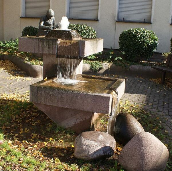 Datei:Brunnen und Schindelmacherdenkmal.JPG