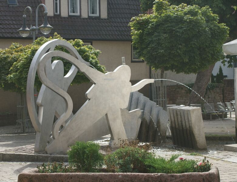 Datei:Kaffekannenbrunnen in Ellmendinge.JPG