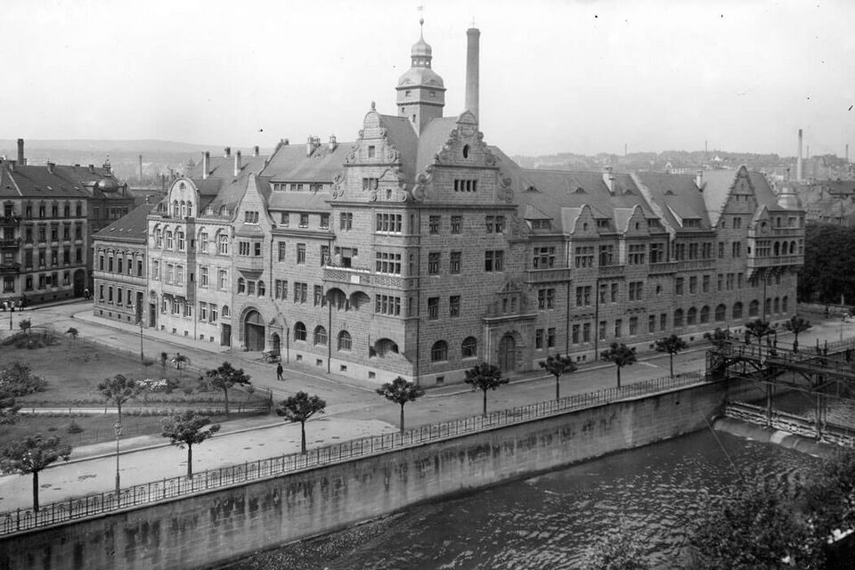 Datei:Verwaltungsgebäude des städtischen Elektrizitätswerks im Rennfeld, an der Melanchthonstraße, Ecke Enzstraße, heute Jörg-Ratgeb-Straße in Pforzheim, erbaut 1908 (2).jpg