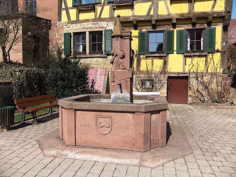 Datei:Brunnen Schmie.JPG