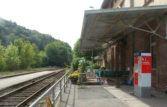 Bahnhof Unterreichenbach mit Nagoldtalbahnstrecke.jpg
