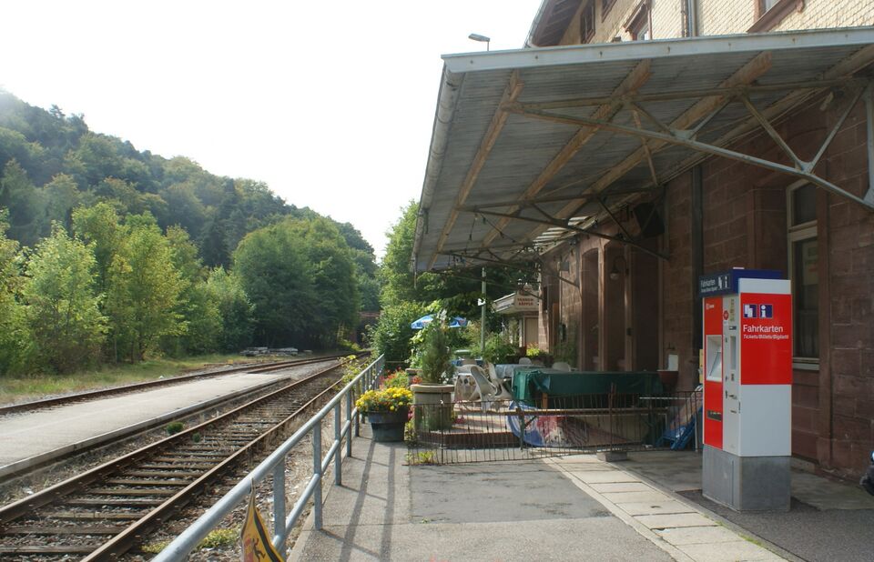 Datei:Bahnhof Unterreichenbach mit Nagoldtalbahnstrecke.jpg