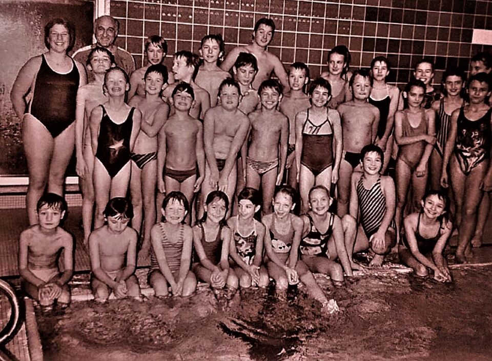 Datei:Nichtschwimmerkurs in der Schwimmhalle der Konrad-Adenauer-Realschule im Jahre 1974 für Kinder.jpg