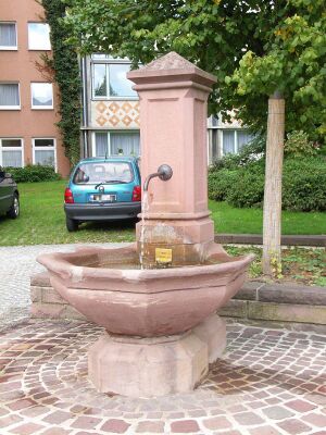 Waisenhausbrunnen 2.jpg