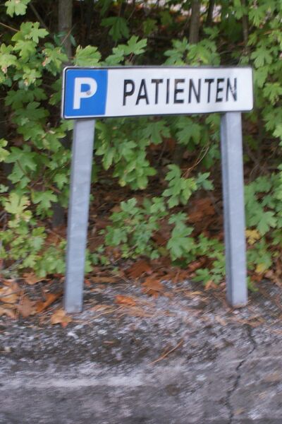 Datei:Schild Parkplatz Patienten-001.JPG