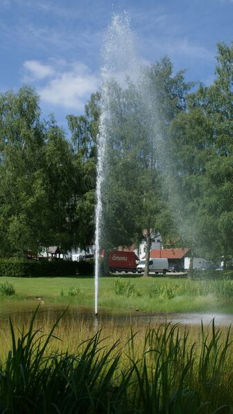 Datei:Springbrunnen und Teich.jpg