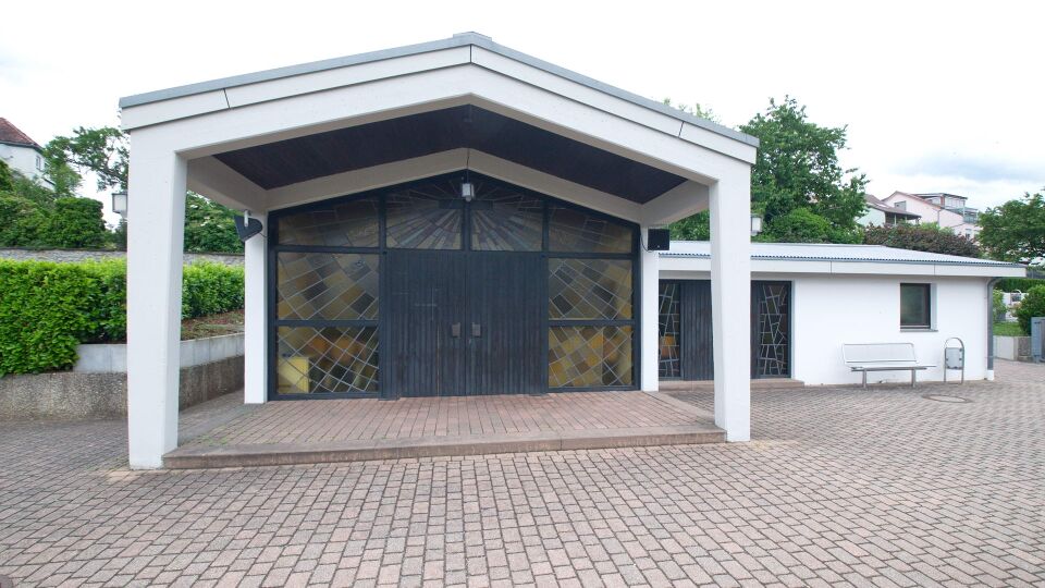 Datei:Friedhof Eisingen Trauerhalle.jpg