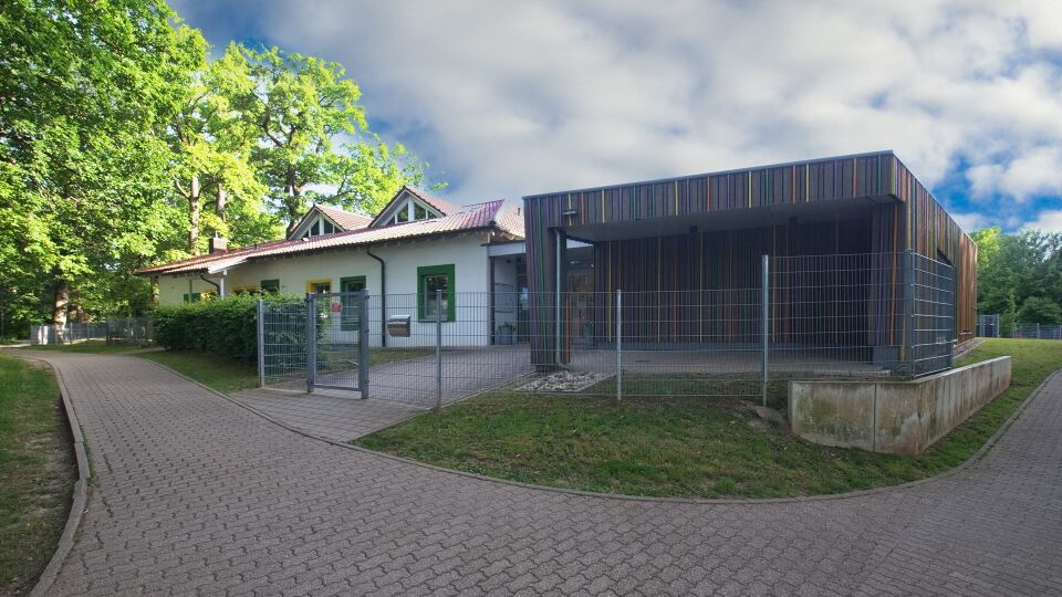 Datei:Waldpark Kindergarten Eisingen Front.jpg