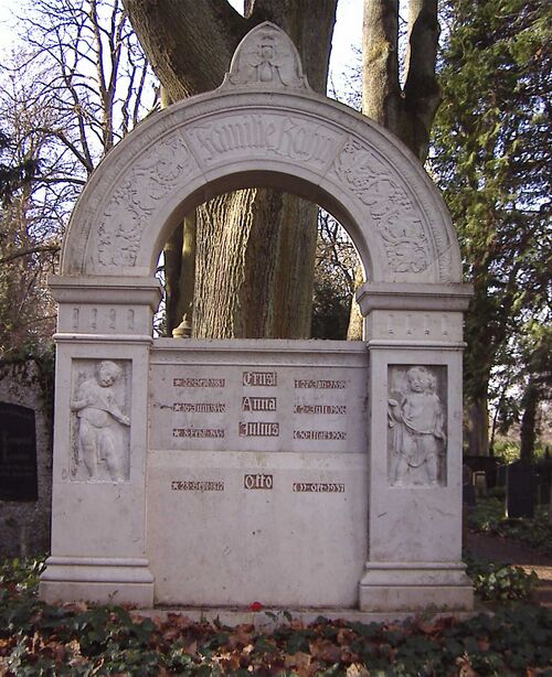 Datei:Familiengrab- Kahn.JPG
