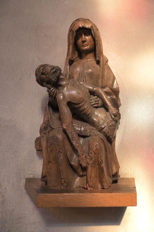 Datei:Barfüßerkirche Skulptur.jpg